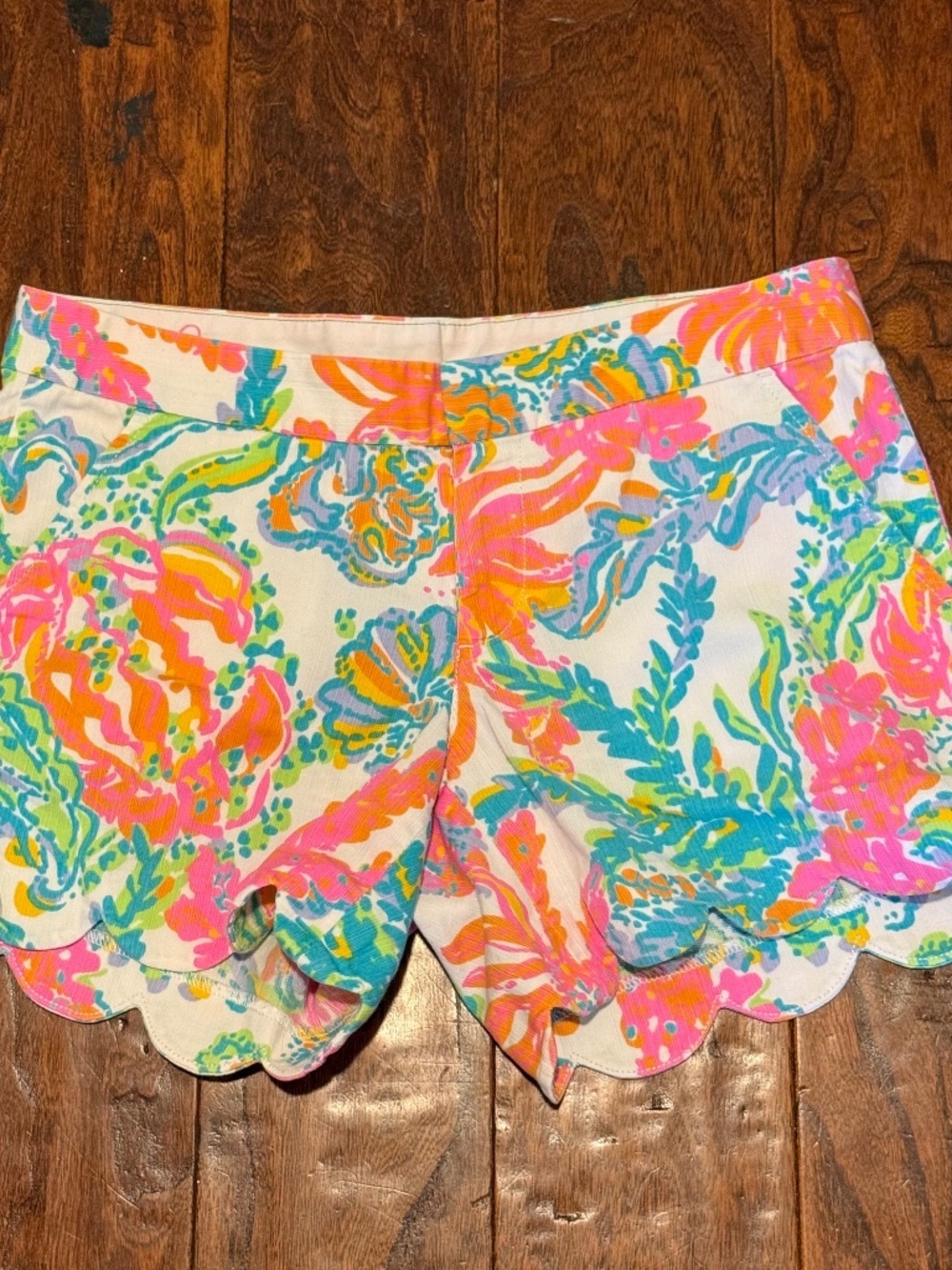 Lilly Pulitzer Buttercup Scalloped Shorts in Resort White Casa Marina 4 EUC